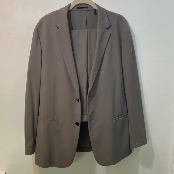 TheoryMen’s Taupe Gray Clinton Blazer (size-44) and Pants ( size-36 )